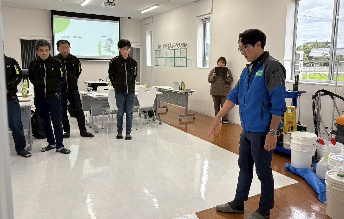 室内で画面を見ながら話す社員