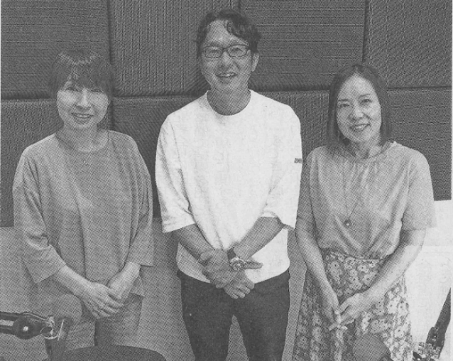 収録を終えて並ぶ3人。中央が税田和久
